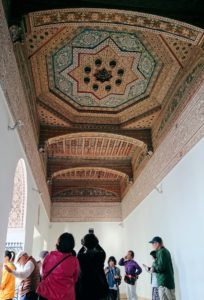 モロッコのマラケシュでバヒア宮殿内を探索する
