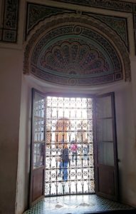 モロッコのマラケシュでバヒア宮殿内を探索する1