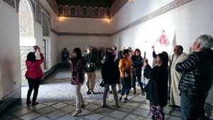 モロッコのマラケシュでバヒア宮殿内を探索する3