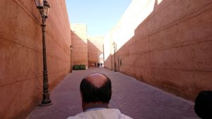 モロッコのマラケシュでバヒア宮殿から次の目的地に移動途中のメディナにて9
