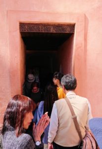 モロッコ・マラケシュのサアード朝の墓跡で長い順番待ちに並ぶ4