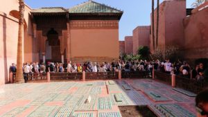 モロッコ・マラケシュのサアード朝の墓跡で長い順番待ちに並ぶ5