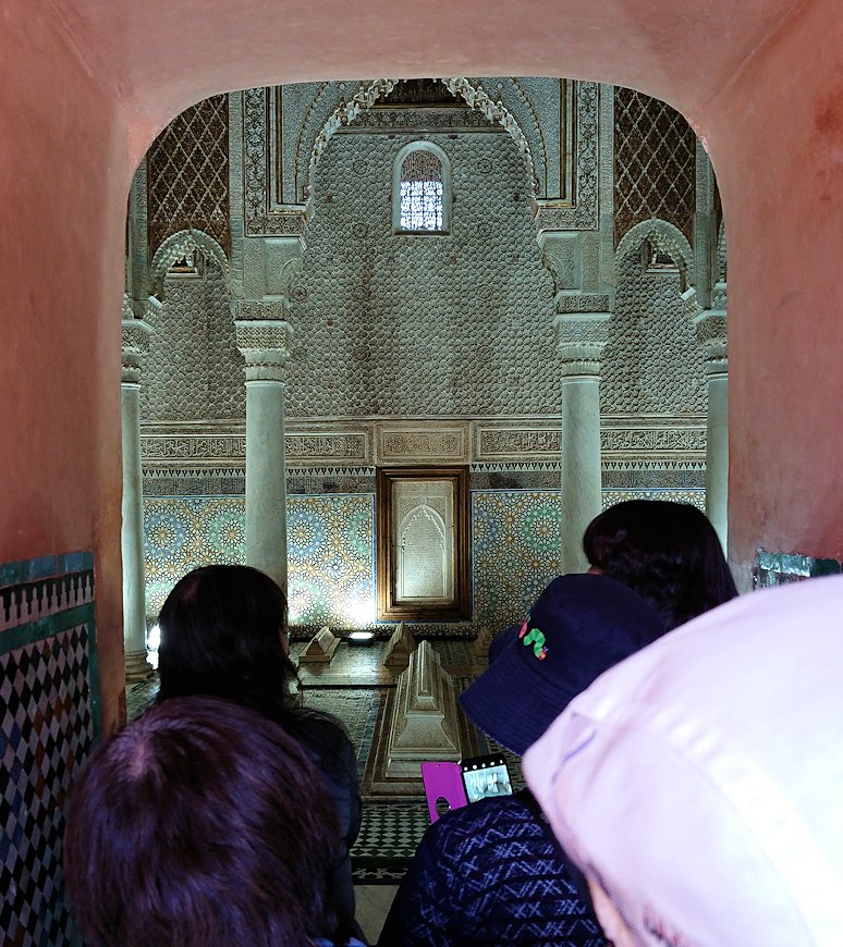 モロッコ・マラケシュのサアード朝の墓跡で長い順番待ちに並ぶ6