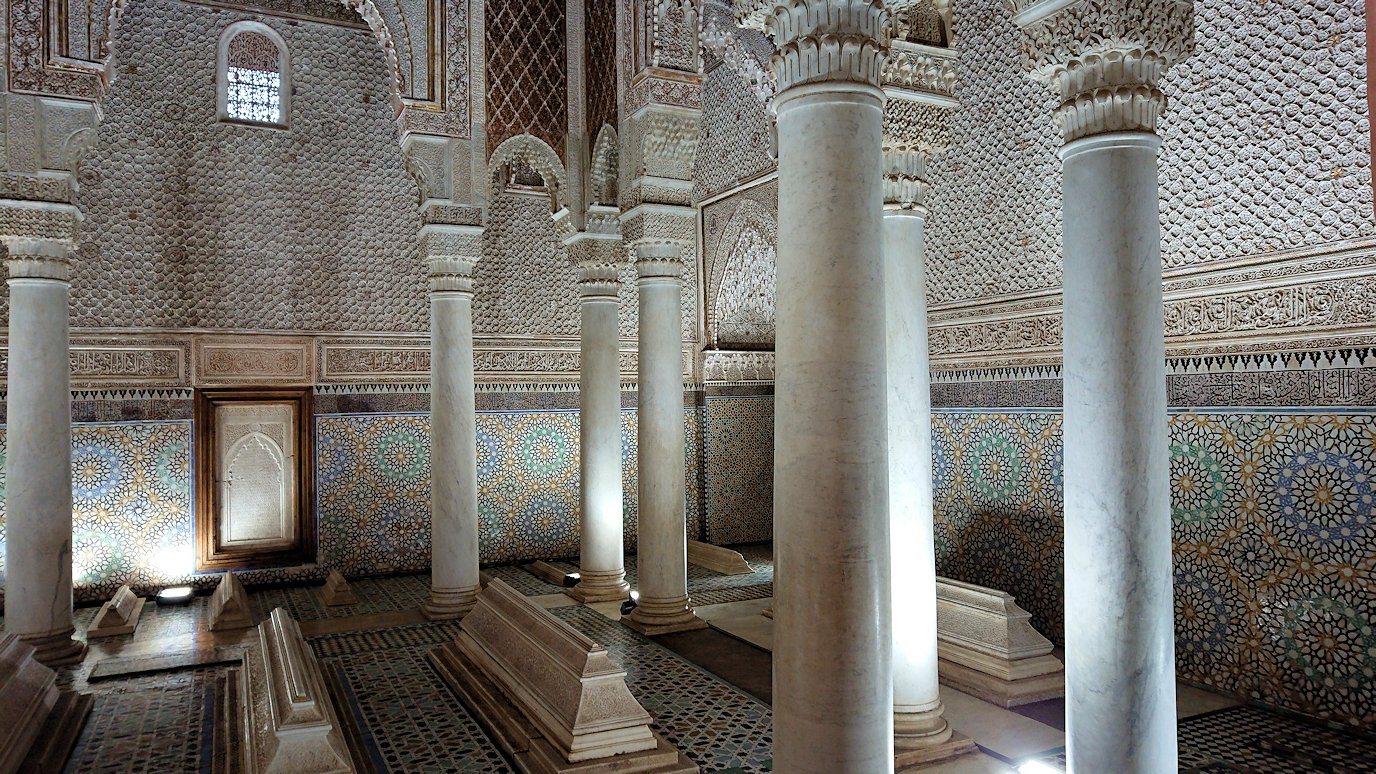 モロッコ・マラケシュのサアード朝の墓跡で長い順番待ちに並ぶ7