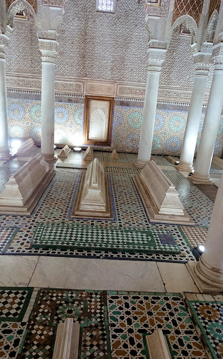 モロッコ・マラケシュのサアード朝の墓跡で長い順番待ちに並ぶ1