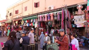 モロッコ・マラケシュでジャマ・エル・フナ広場に近づく4