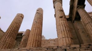 ギリシャのアクロポリス遺跡の正面にて