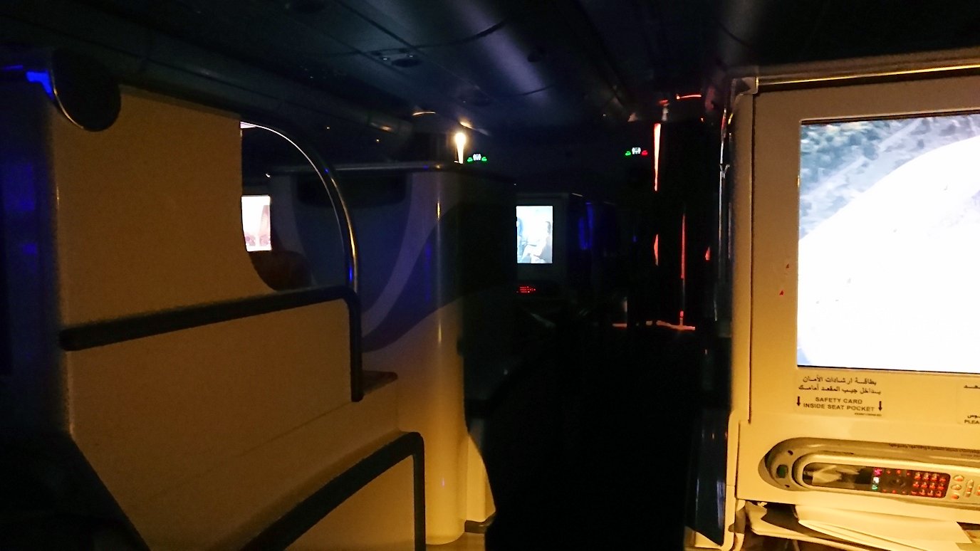 エミレーツ航空のビジネスクラスで出てきた機内食の後の機内の様子2