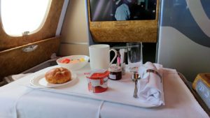 カサブランカまで向かうエミレーツ航空A380-800の飛行機のビジネスクラスでの朝食1