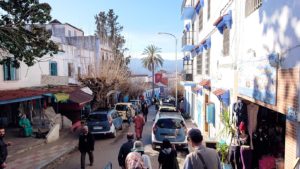 モロッコのシャウエンの街で観光が終了しガイドさんとお別れしてバスに戻る2