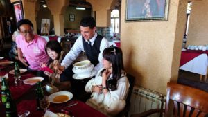 モロッコのミデルトのタダートホテル内のレストランでの昼食の様子9