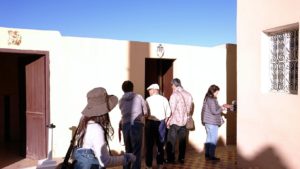 モロッコのエルフードで化石のお土産物屋さんに入る1