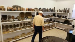 モロッコのエルフードで化石のお土産物屋さんに入る3