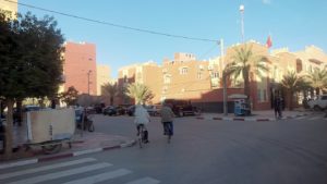 モロッコのエルフードで4WD車に乗り込み砂漠のホテルを目指します