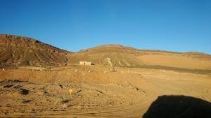 モロッコのエルフードで4WD車に乗り込み砂漠のホテルを目指して移動4