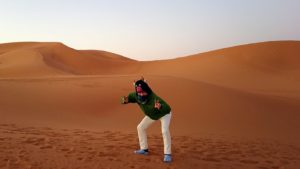 モロッコのサハラ砂漠で朝日が昇る前の時間に記念撮影