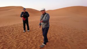 モロッコのサハラ砂漠で朝日が昇る前の時間に記念撮影1