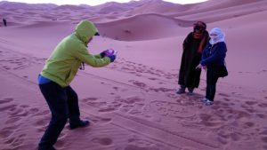 モロッコのサハラ砂漠で朝日が昇る前の時間に記念撮影2