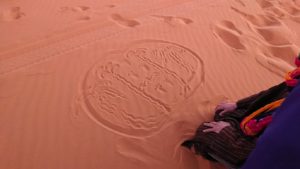 モロッコのサハラ砂漠で朝日が昇る前の時間に記念撮影6