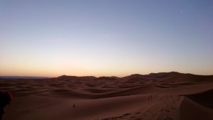 モロッコのサハラ砂漠で朝日が昇る前の時間に記念撮影7