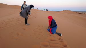 モロッコのサハラ砂漠で朝日が昇る前の時間に記念撮影8
