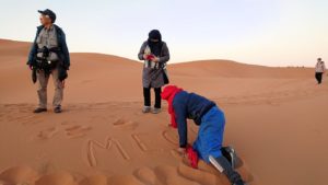 モロッコのサハラ砂漠で朝日が昇る前の時間に記念撮影9