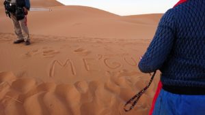 モロッコのサハラ砂漠で朝日が昇る前の時間に色々と遊ぶ