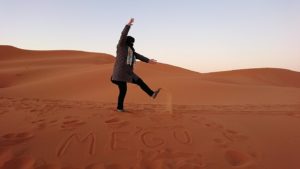 モロッコのサハラ砂漠で朝日が昇る前の時間に色々と遊ぶ2