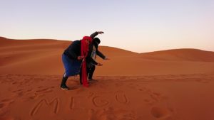 モロッコのサハラ砂漠で朝日が昇る前の時間に色々と遊ぶ3