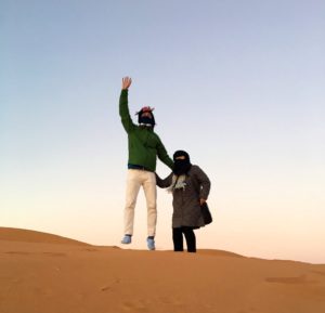 モロッコのサハラ砂漠で朝日が昇る前の時間に色々と遊ぶ4