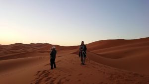 モロッコのサハラ砂漠で朝日が昇る前の時間に色々と遊ぶ5