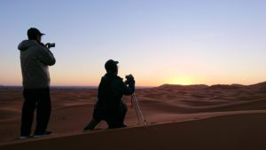 モロッコのサハラ砂漠で朝日が昇る前の時間に色々と遊ぶ7