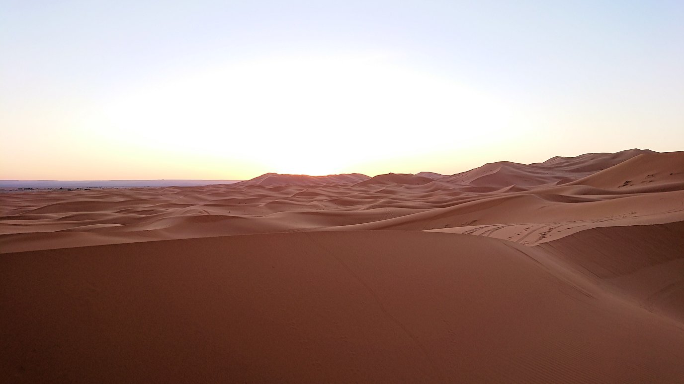 モロッコのサハラ砂漠で朝日が昇る前の時間に色々と遊ぶ8