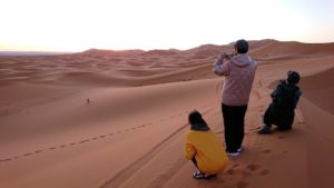 モロッコのサハラ砂漠で朝日が昇る前の時間に色々と遊ぶ9