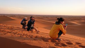 モロッコのサハラ砂漠で昇った太陽と記念撮影を