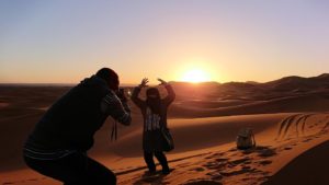 モロッコのサハラ砂漠で昇った太陽と記念撮影を1