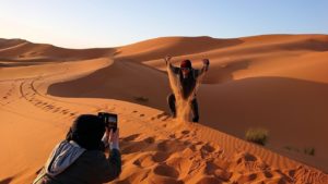 モロッコのサハラ砂漠で昇った太陽と記念撮影を2