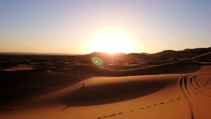 モロッコのサハラ砂漠で昇った太陽と記念撮影を3