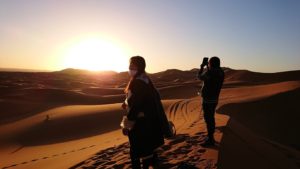 モロッコのサハラ砂漠で昇った太陽と記念撮影を4