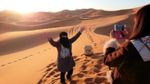 モロッコのサハラ砂漠で昇った太陽と記念撮影を5