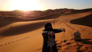 モロッコのサハラ砂漠で昇った太陽と記念撮影を6