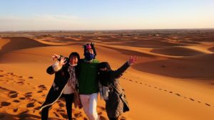 モロッコのサハラ砂漠で昇った太陽と記念撮影を7