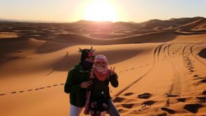 モロッコのサハラ砂漠で朝日鑑賞を済ませて遊ぶ
