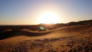 モロッコのサハラ砂漠で朝日鑑賞を済ませて遊ぶ3