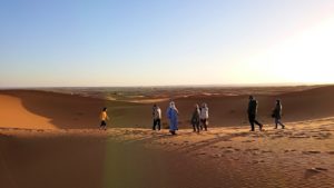 モロッコのサハラ砂漠で朝日鑑賞を済ませて遊ぶ7