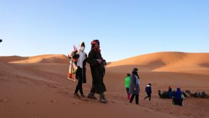 モロッコのサハラ砂漠で朝日鑑賞を済ませて遊ぶ8