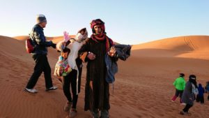 モロッコのサハラ砂漠で朝日鑑賞を済ませて遊ぶ9