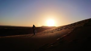 モロッコでサハラ砂漠の朝日鑑賞を終えて戻ります