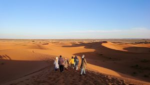 モロッコでサハラ砂漠の朝日鑑賞を終えて帰る道中の様子