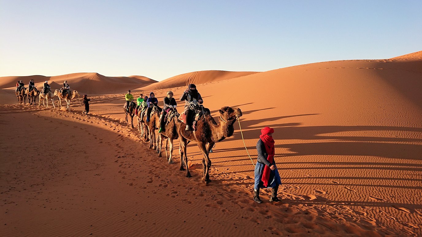 モロッコでサハラ砂漠の朝日鑑賞を終えて帰る道中の様子9